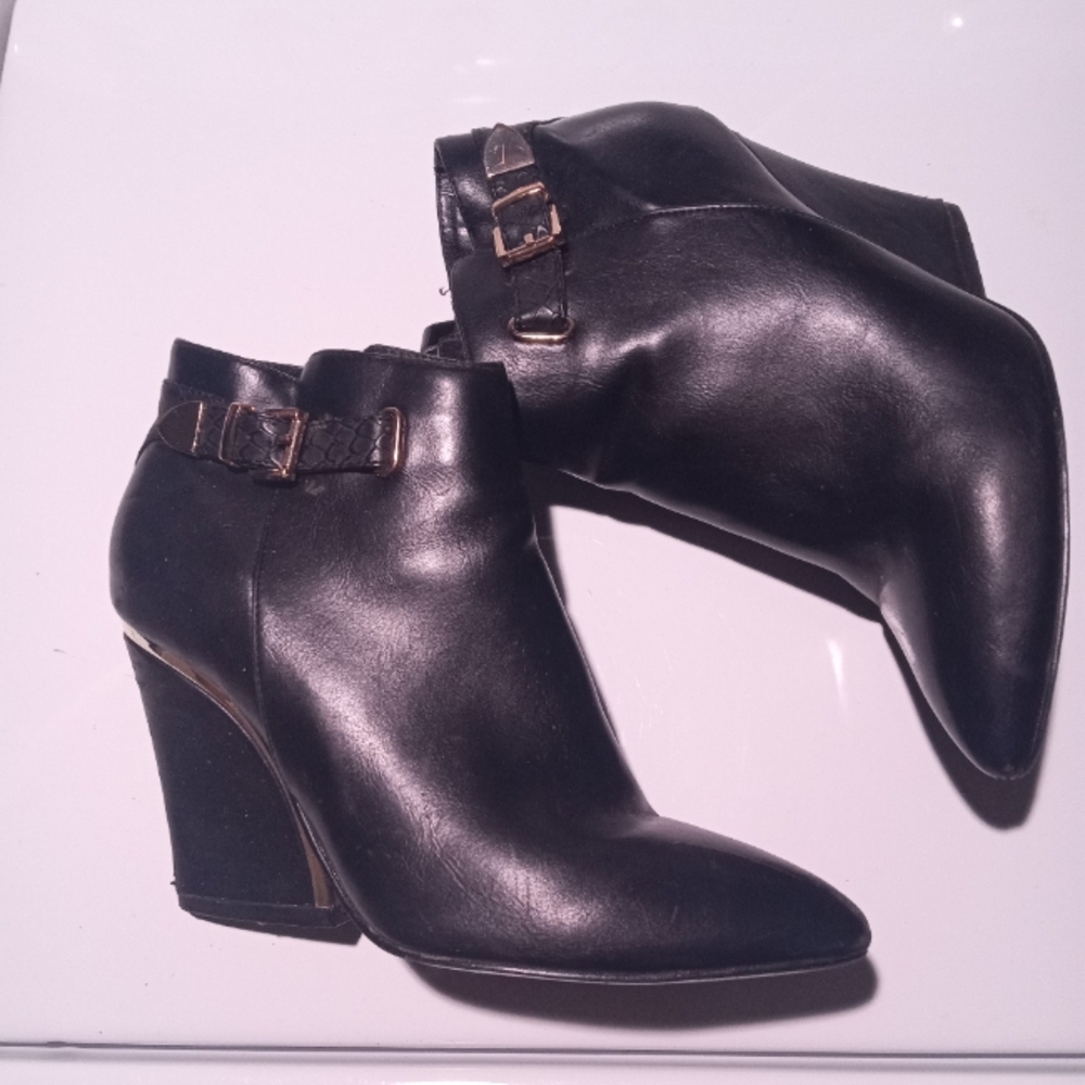 Leather heeled Ankle Boot
